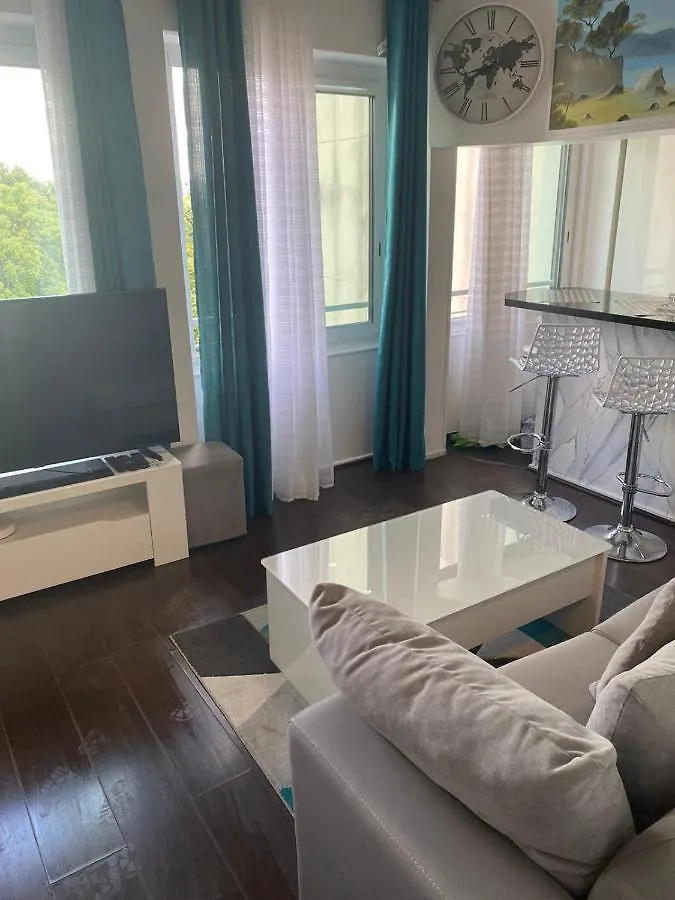 Apartment Ponthieu - Hala Paris